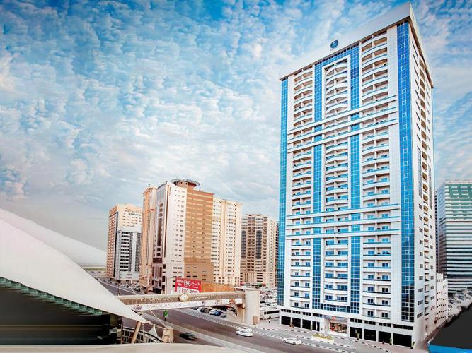 golden sands hotel apartments bur dubai,Location and Accessibility